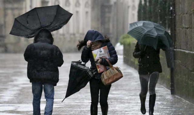 Olas, viento, nieve y lluvia ponen este martes en riesgo a 14 autonomías, con viento fuerte en Galicia