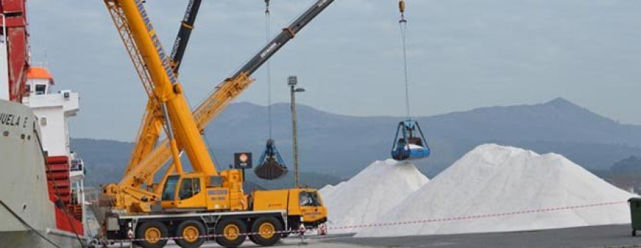 El muelle comercial acoge una poco frecuente descarga de toneladas de sal