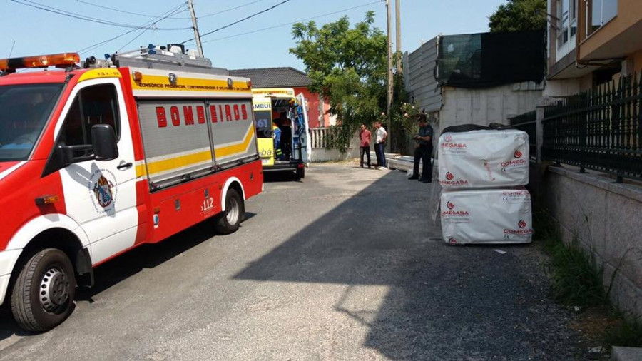 RIANXO - Un obrero sufre la fractura de ambos brazos al precipitarse en una vivienda en rehabilitación en Salto da Auga