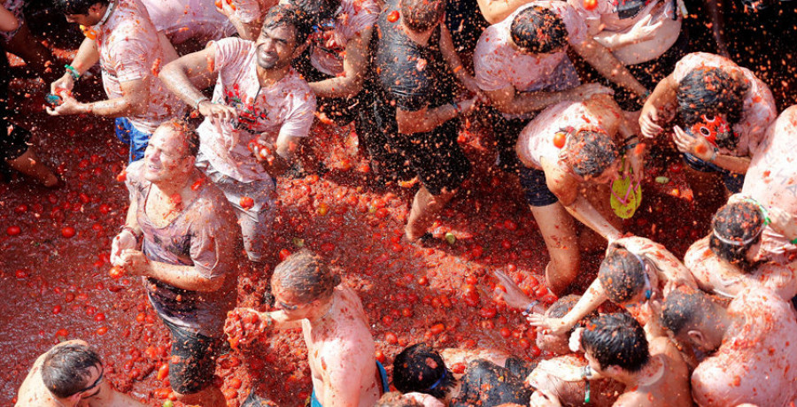 Buñol celebra una Tomatina de récord con más de 20.000 personas