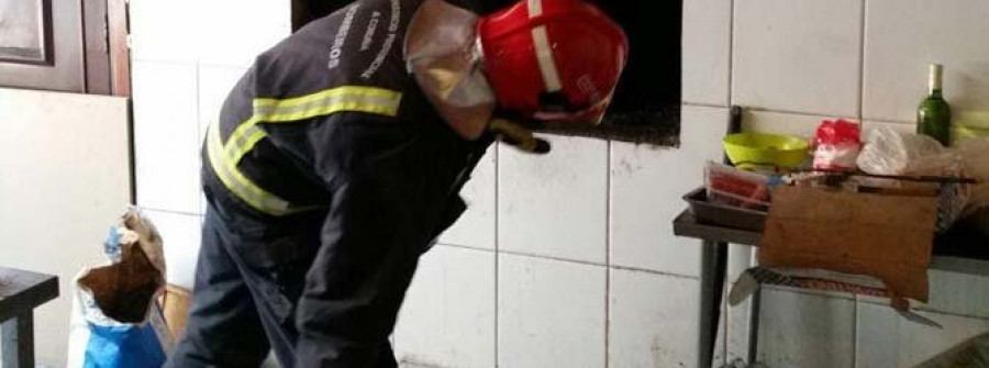 A POBRA - Sufre quemaduras en el incendio que afectó a la chimenea de la parrilla de su bar