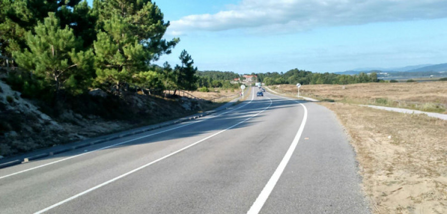 La Xunta compromete para septiembre el asfaltado del vial entre A Lanzada y San Vicente