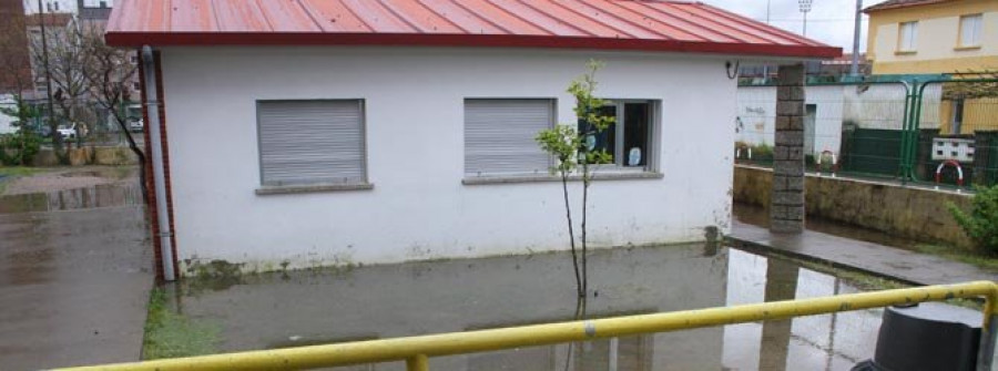 La ANPA de A Lomba denuncia goteras en clases y “piscinas” en el recinto escolar