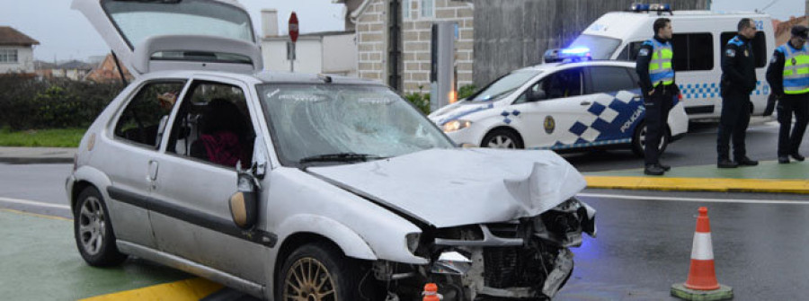 RIVEIRA- Un joven accidentado en la rotonda de O Vilar fue detenido ya que había una requisitoria por robo contra él