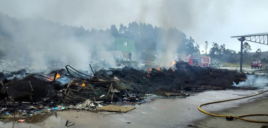 RIVEIRA.- Un incendio en una planta de gestión de residuos sin uso en Salmón reduce 90.000 toneladas de basura a la mitad
