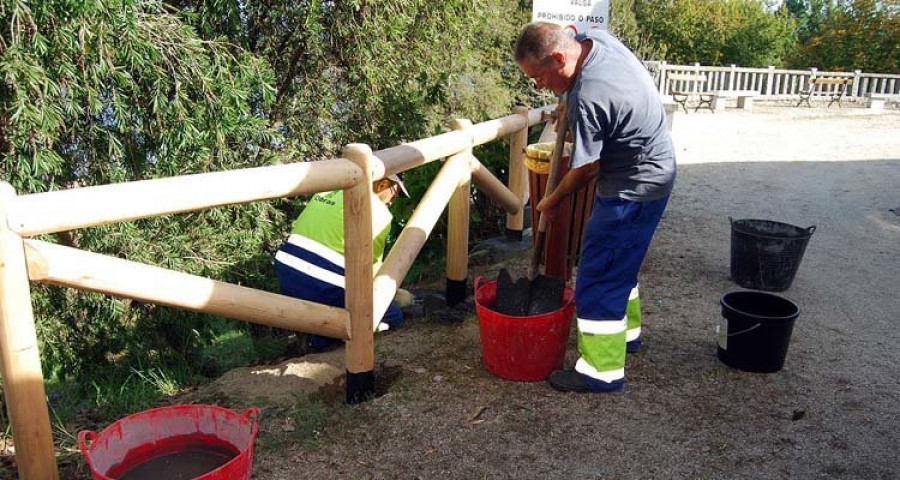 Los trabajos de mejora en espacios públicos siguen en la playa fluvial de Vilarello