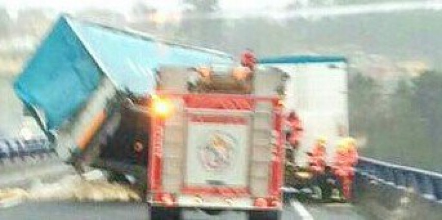 El fuerte viento provoca que un camión vuelque sobre el puente de la Autovía do Barbanza entre Cespón y Taragoña