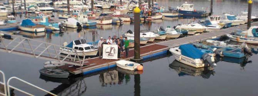 Amigos da Dorna ponen a punto el pantalán que se destinará a un museo histórico flotante