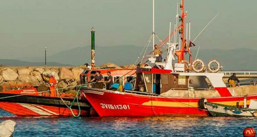 El pesquero “Tres de Sempre” sufre una vía de agua cuando navegaba frente a Palmeira