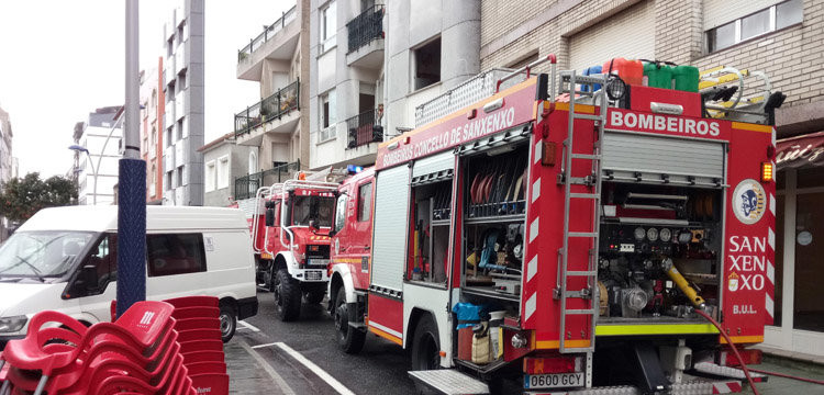O GROVE - Un incendio de origen desconocido calcina una vivienda en la calle Castelao