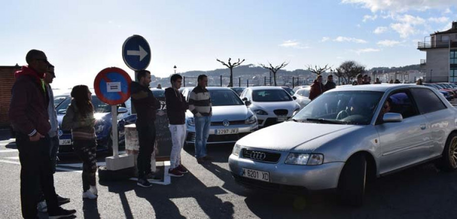 RIVEIRA - Un centenar de aficionados a los coches del Grupo Volkswagen celebran una primera quedada