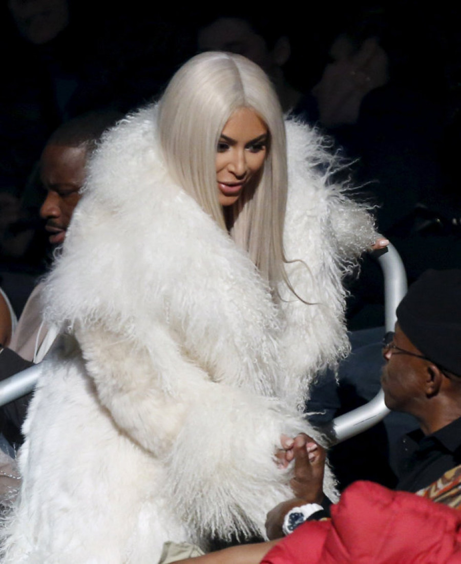 Kim Kardashian aparece en público con el pelo... ¡rubio platino!