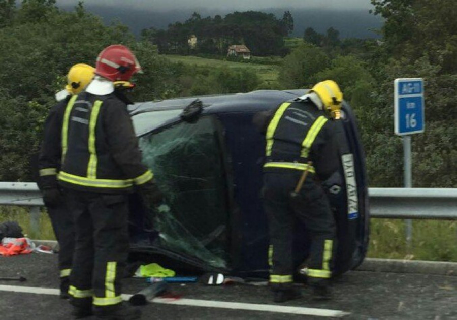 RIANXO - Una conductora de Escarabote resulta herida en un accidente en la bajada de las curvas de Vilas de la AG-11