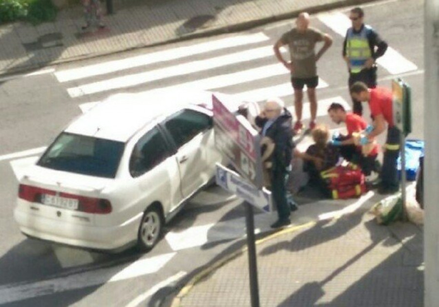 RIVEIRA - Una mujer de 59 años resulta herida en un atropello junto la rotonda de la sirena