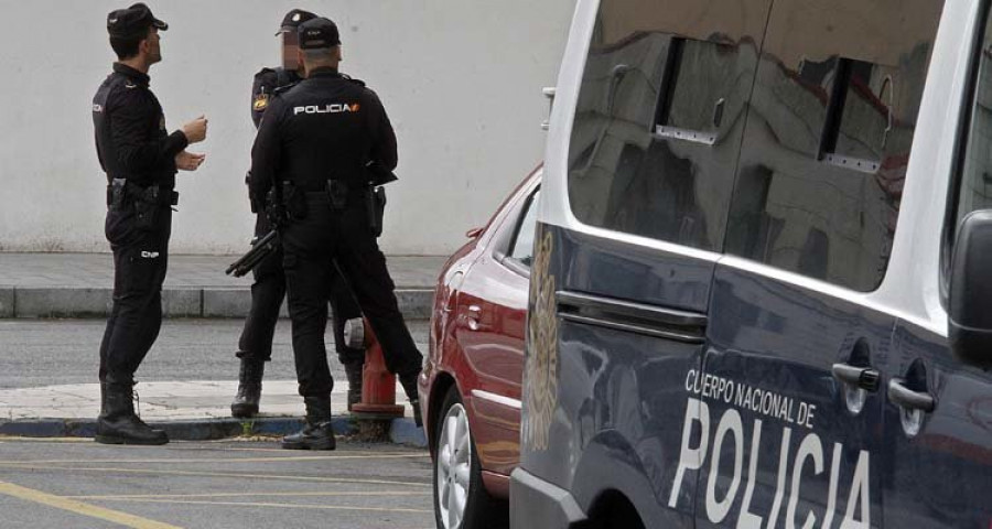 Detido por provocar un incendio nunha vivenda ocupada por indixentes aos que lles roubou