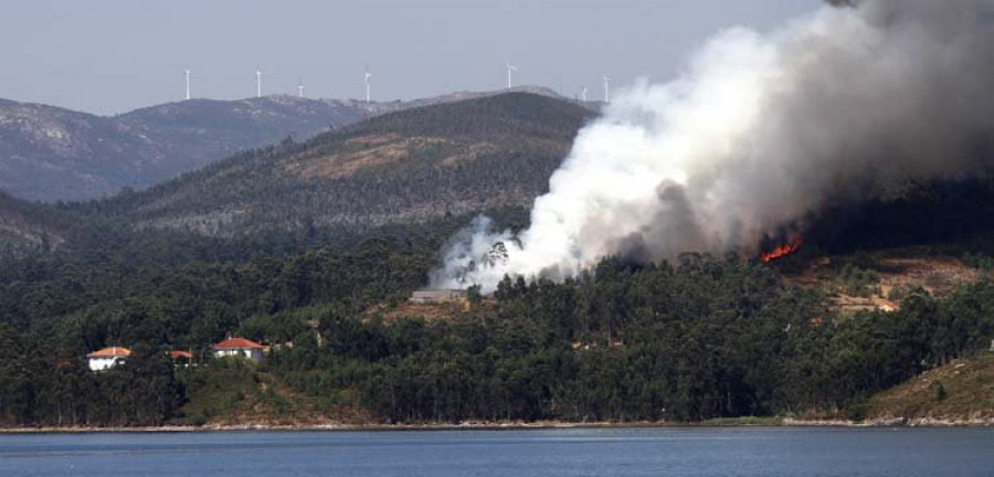 RIANXO - Un incendio calcina unas 27 hectáreas de monte arbolado en Leiro e Isorna