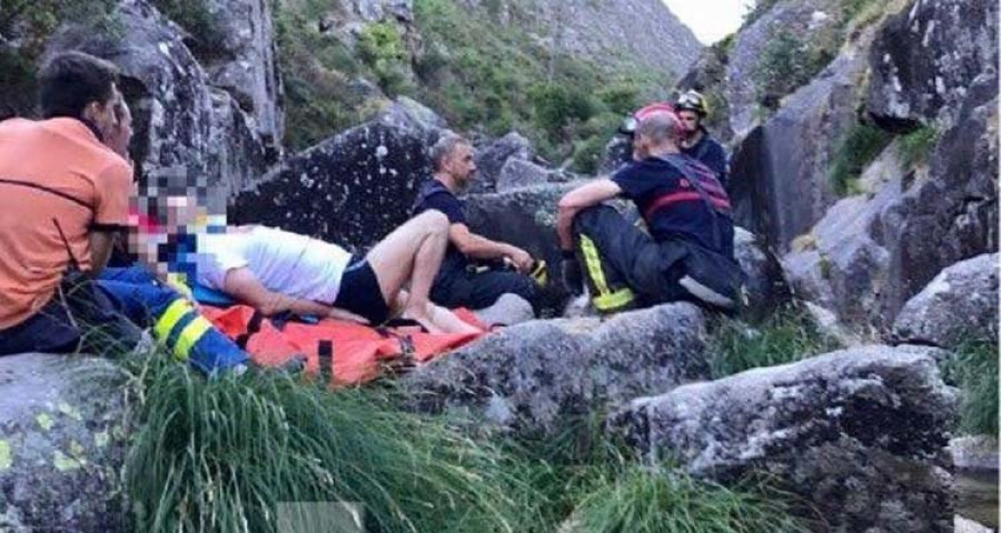 Espectacular rescate de un hombre que se cayó desde una gran altura en el río San Xoán