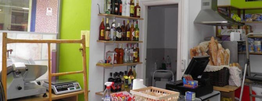 RIVEIRA - Un individuo entra a robar de noche en una tienda de alimentación y se lleva un botín de unos 270 euros