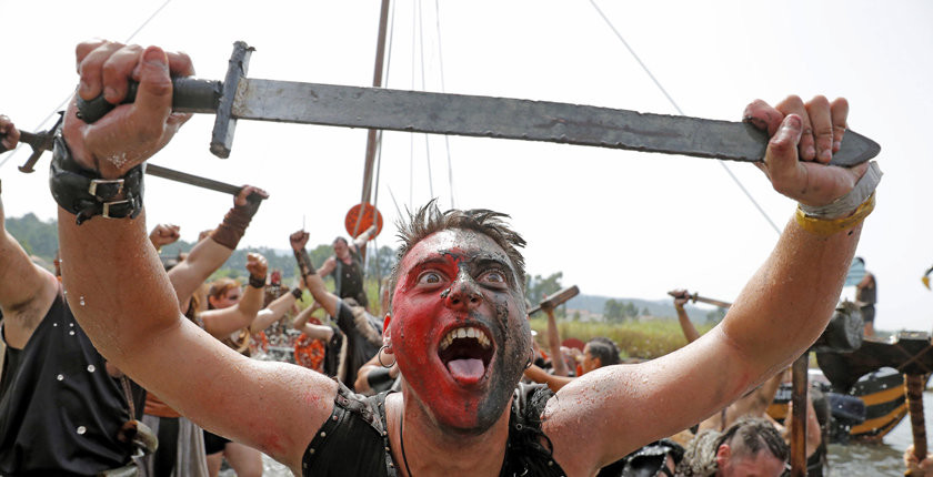 Reportaje | Una multitud repele en Catoira la invasión de los vikingos en una lucha singular