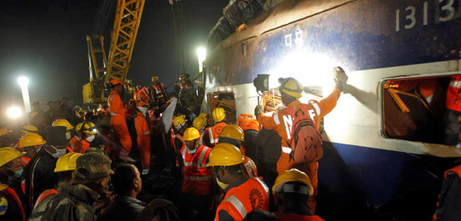 El descarrilamiento de un tren en la India causa la muerte de 120 personas
