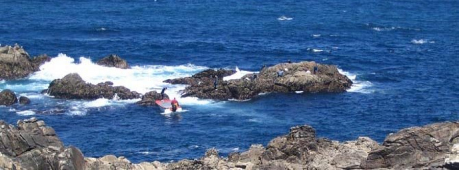 La tensión estalla entre percebeiros y bateeiros en varios puntos de la costa