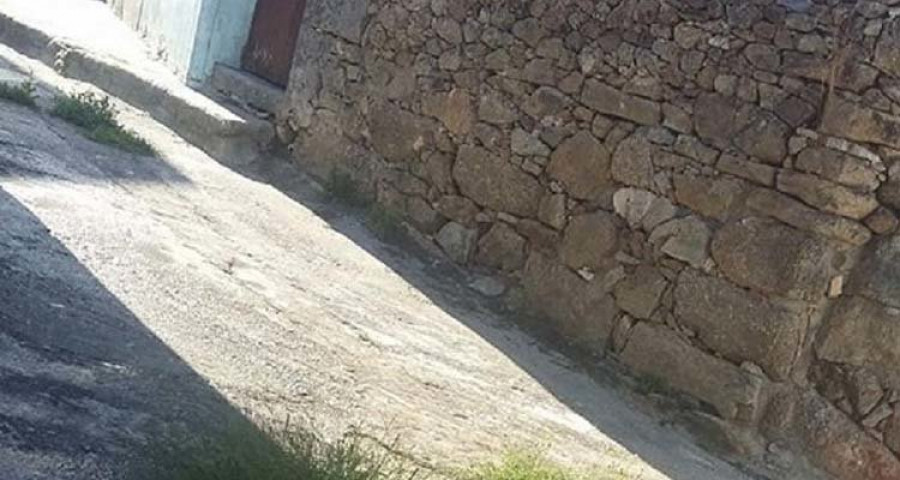Vecinos de Vilaxoán critican el mal estado y el abandono de la calle Bouza de Arriba