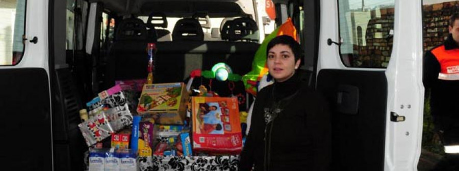 Un acto solidario de un salón de belleza reúne alimentos y juguetes para servicios sociales