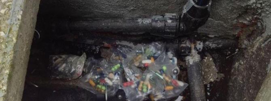 RIVEIRA-La Policía Local descubre un escondite con más de 130 pastillas de drogas de diseño en la céntrica Praza dos Muiños