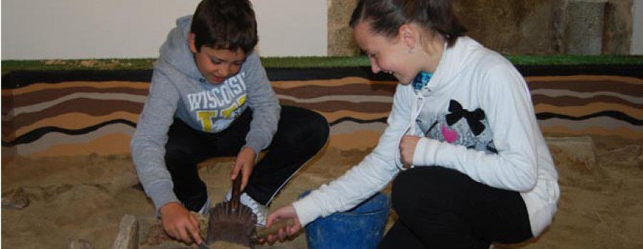Los niños cuntienses juegan a ser arqueólogos en un campo de trabajo sobre la Edad del Hierro