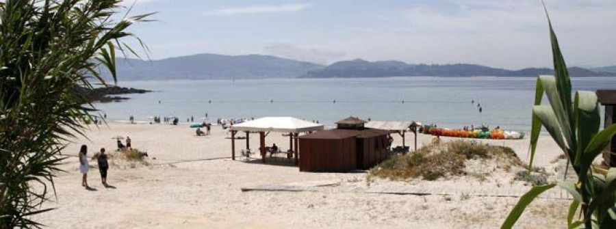 Una mancha de gasoil obliga a cerrar al baño la playa de Canelas