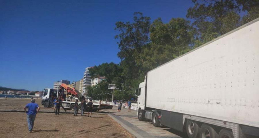 La París cancela su actuación al enterrarse su camión en la playa tras causar destrozos en el paseo