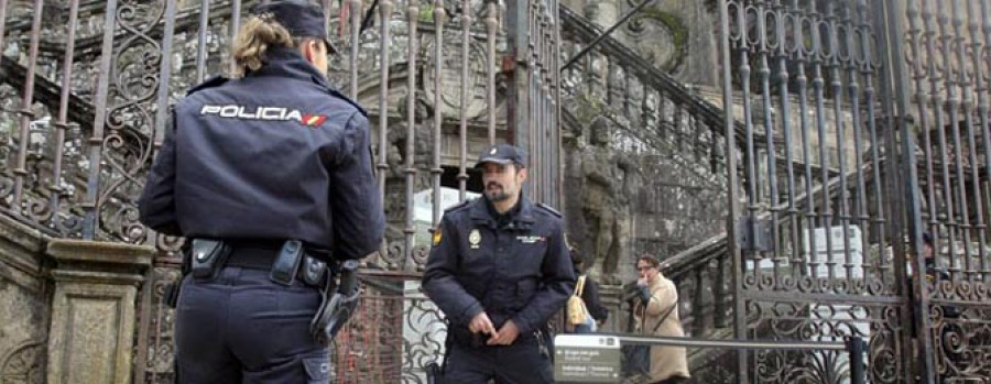 Una amenaza de bomba obliga  a realizar un breve desalojo  de la catedral de Santiago