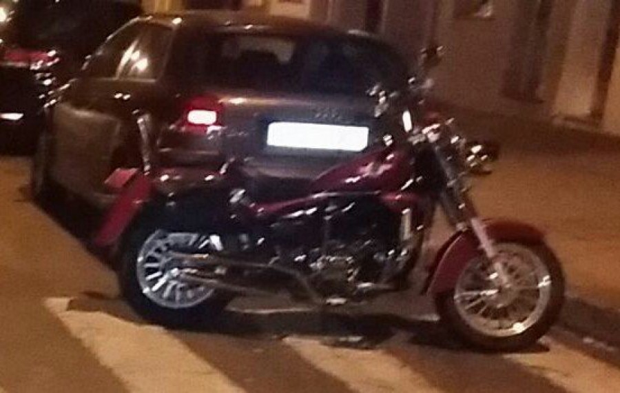 RIANXO - Herido un vecino al caer en el asfalto la moto que pilotaba tras cruzársele un perro junto el auditorio