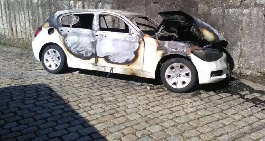 La Policía investiga las causas del incendio de un coche de alta gama durante la noche en A Laxe