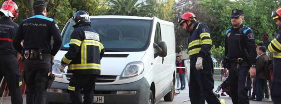 Un furgón “encalla” en el puente peatonal y rompe varias tablas que obligan a su cierre