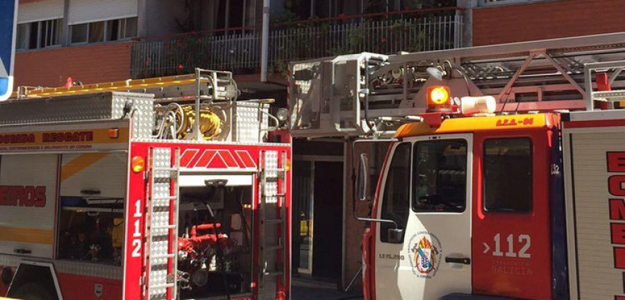 Evacúan a dos personas tras un incendio en el cuadro de luces en un edificio de Ribeira