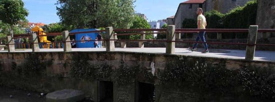 El deficiente estado de la red de saneamiento convierte al río de O Con en un váter al aire libre