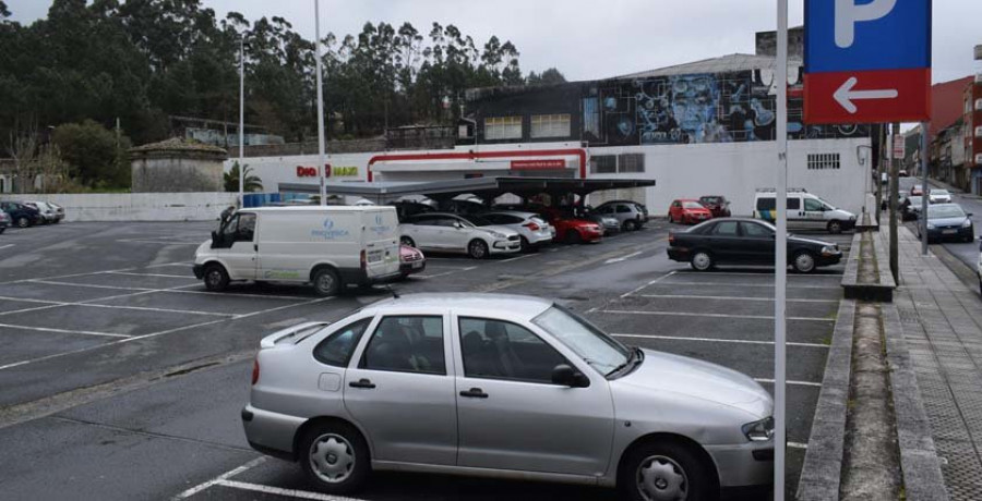 El administrador de Tonos insta al supermercado Día a cerrar el parking para evitar conflictos
