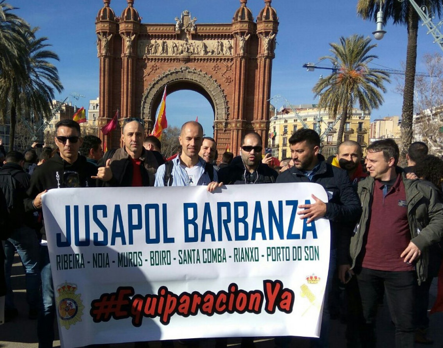 Policías nacionales de Ribeira se manifestaron en Barcelona para reclamar la equiparación salarial