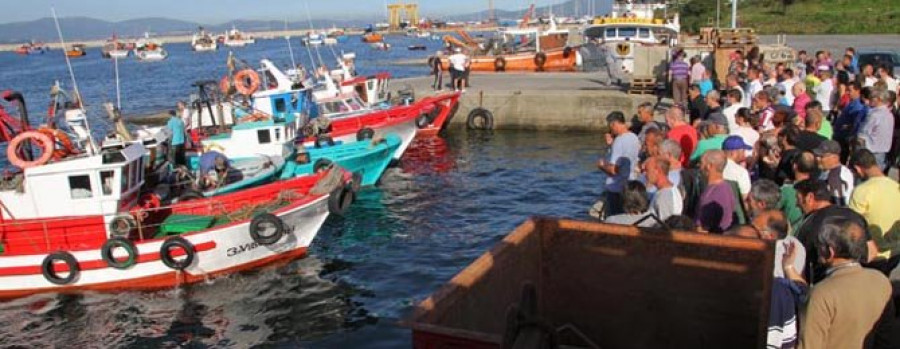 Medio millar de marineros se concentran por mar y tierra contra el veto al “xeito”