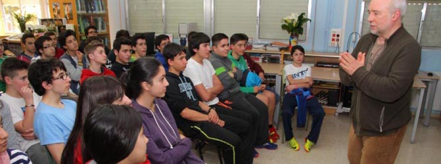 El escritor Manuel Lourenzo comparte con alumnos del Bouza Brey su “Flor de area”