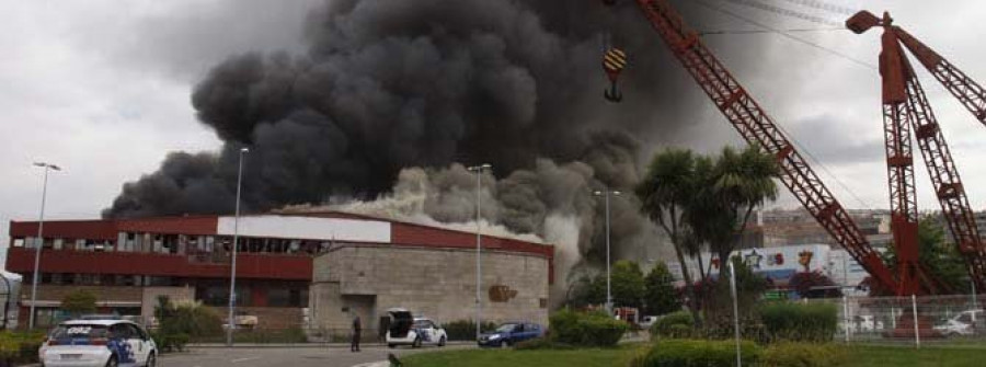 Un incendio quema parte de la nave de la empresa de pesca Freiremar en Vigo