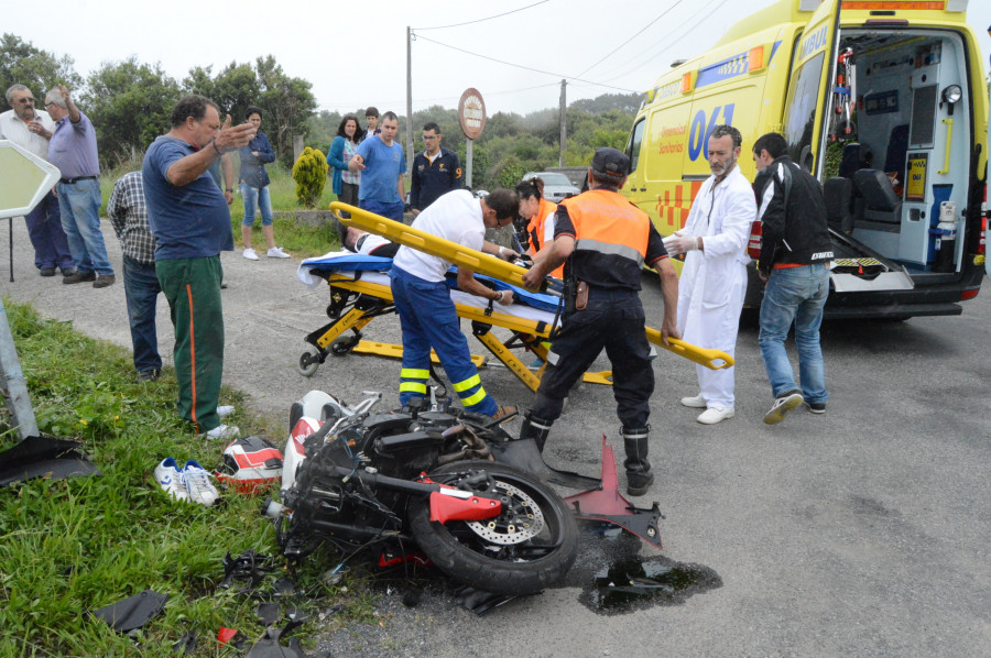 A POBRA - Herido grave un joven piloto riveirense en un accidente de moto en Caíños, en A Pobra