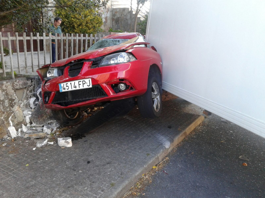 RIVEIRA - Un coche queda aplastado al caerle encima el remolque de un camión en Carreira