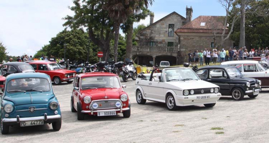 Los vehículos clásicos reúnen en Vilanova a 140 aficionados de toda Galicia y Portugal