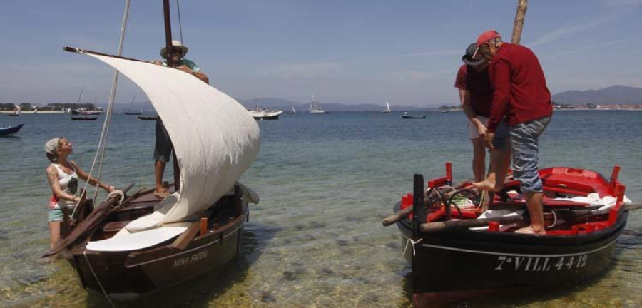 Cambados revitaliza su muelle antiguo con la vela tradicional