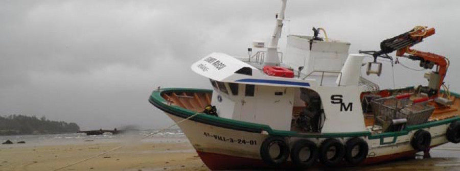 El temporal rompe los amarres de dos bateas y un barco y los arrastra hasta  la playa de Mañóns