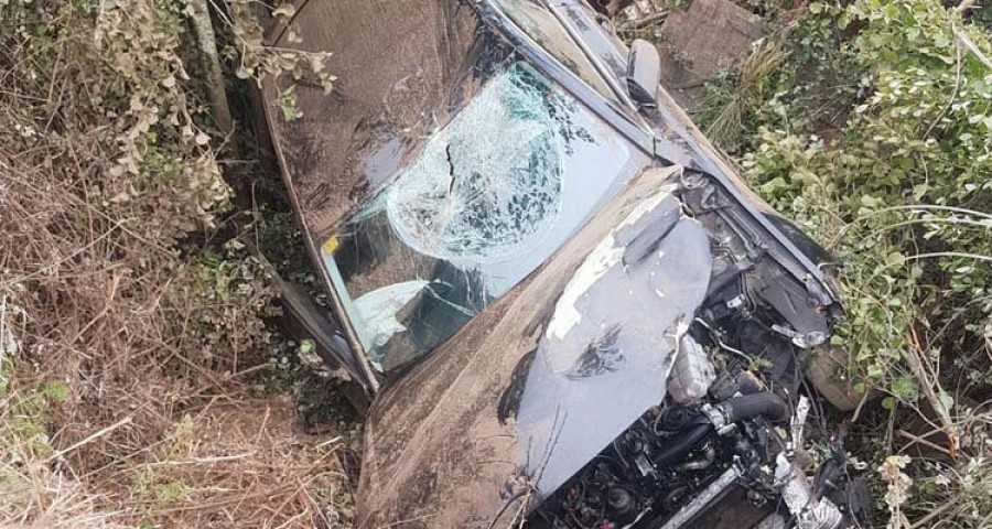 Se sale de la vía, atraviesa un campo de labradío y termina con el coche encima de unas obras