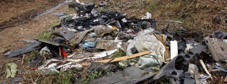 Comuneros de Trabanca Badiña retiran del monte toneladas de basura