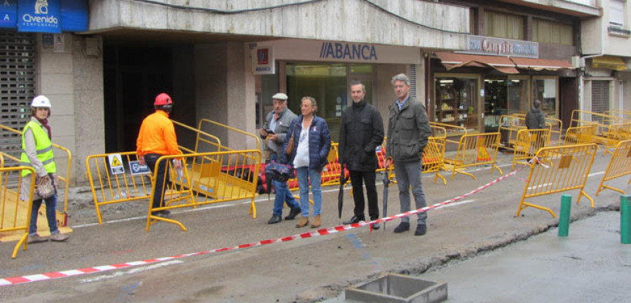 La falta de un permiso de la Xunta ralentiza el ritmo de la peatonalización  de la calle Castelao